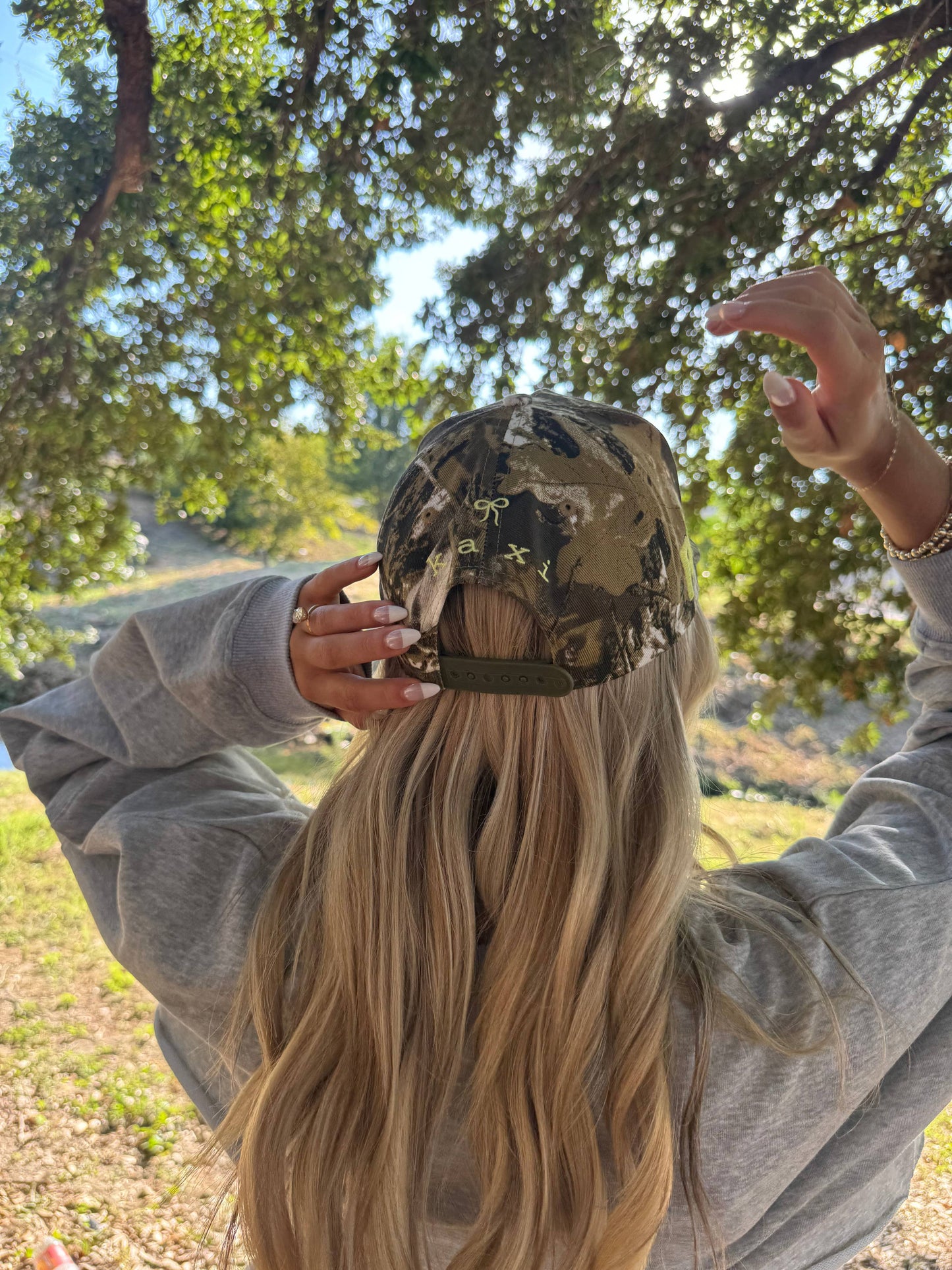 CAMO BOW TRUCKER HAT ( 2 COLORS )