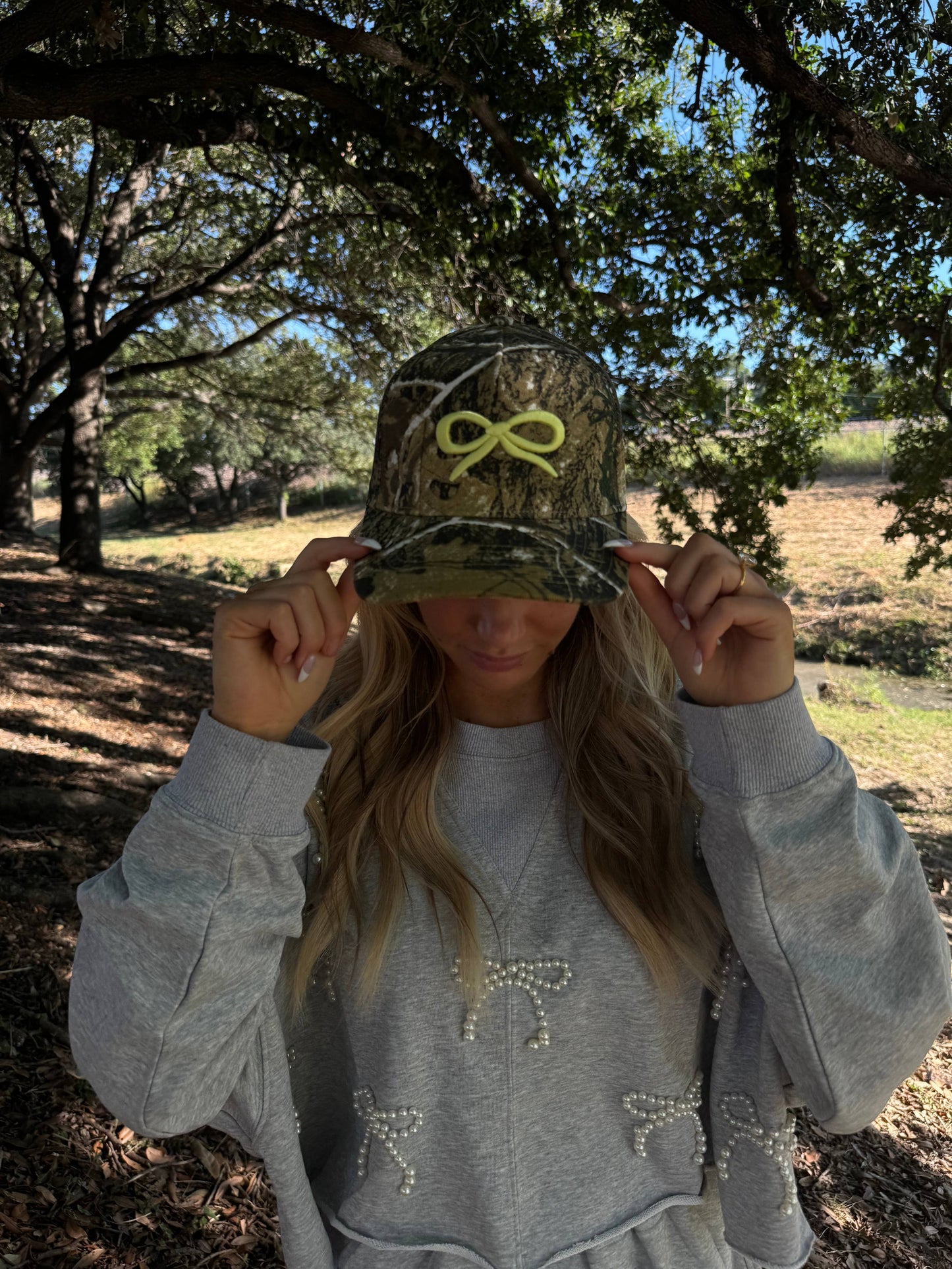 CAMO BOW TRUCKER HAT ( 2 COLORS )
