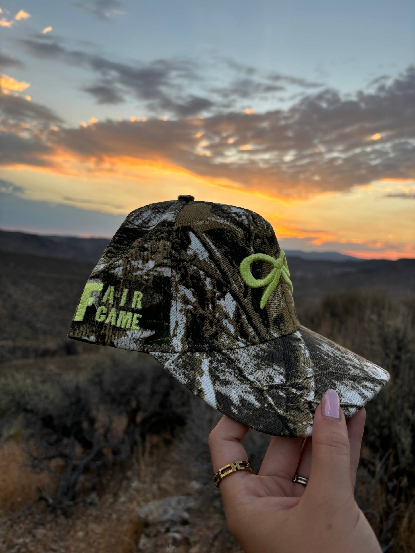 CAMO BOW TRUCKER HAT ( 2 COLORS )