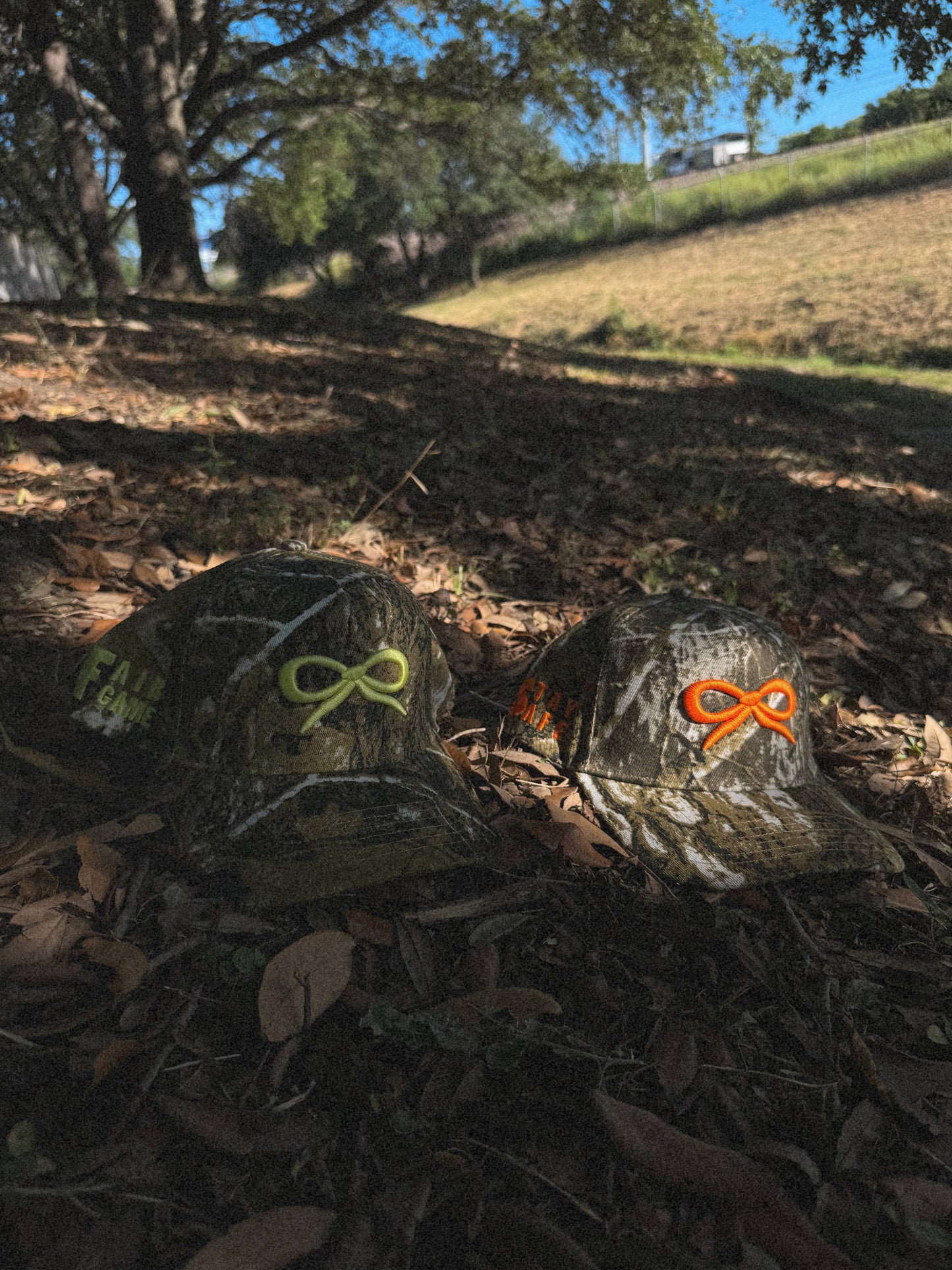 CAMO BOW TRUCKER HAT ( 2 COLORS )