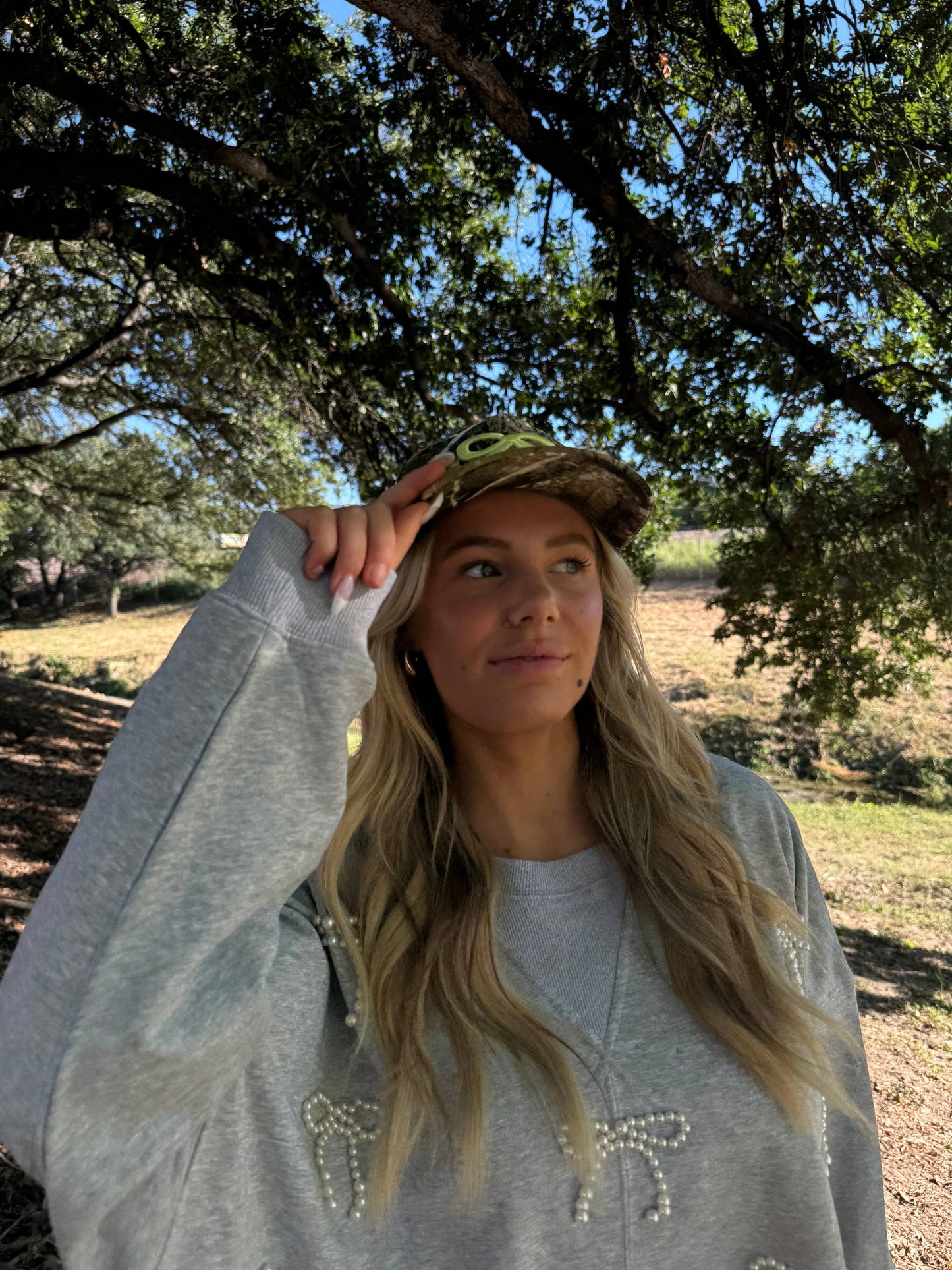 CAMO BOW TRUCKER HAT ( 2 COLORS )
