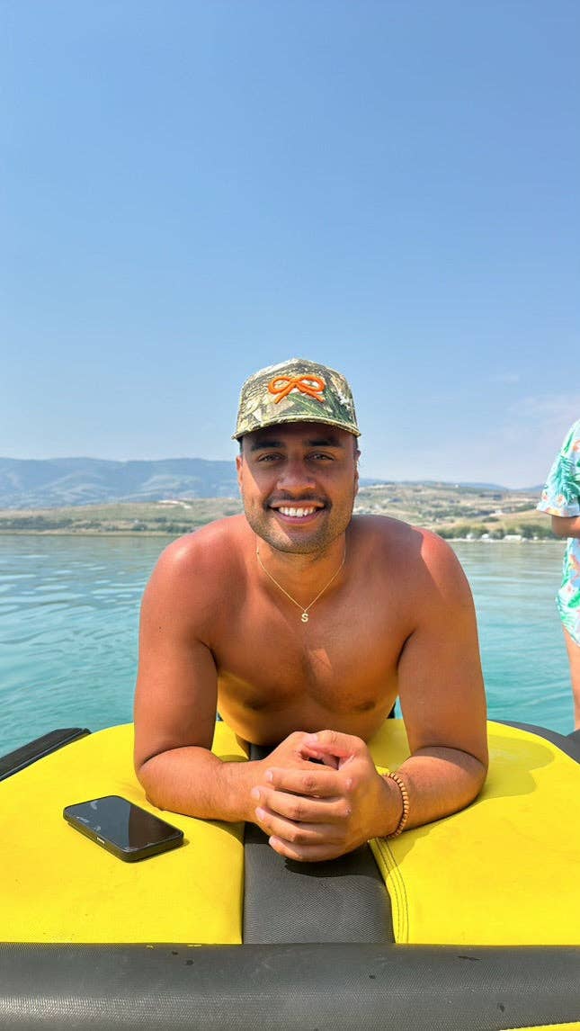 CAMO BOW TRUCKER HAT ( 2 COLORS )