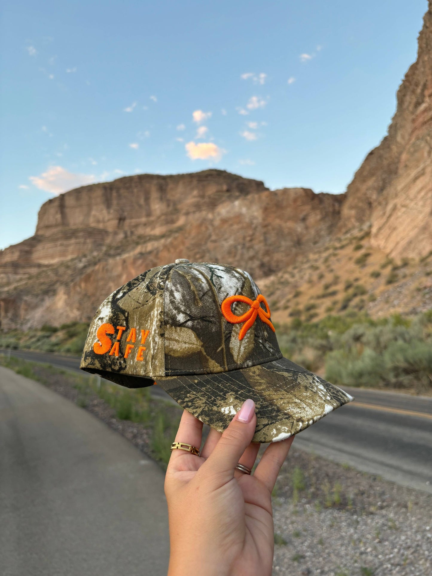 CAMO BOW TRUCKER HAT ( 2 COLORS )