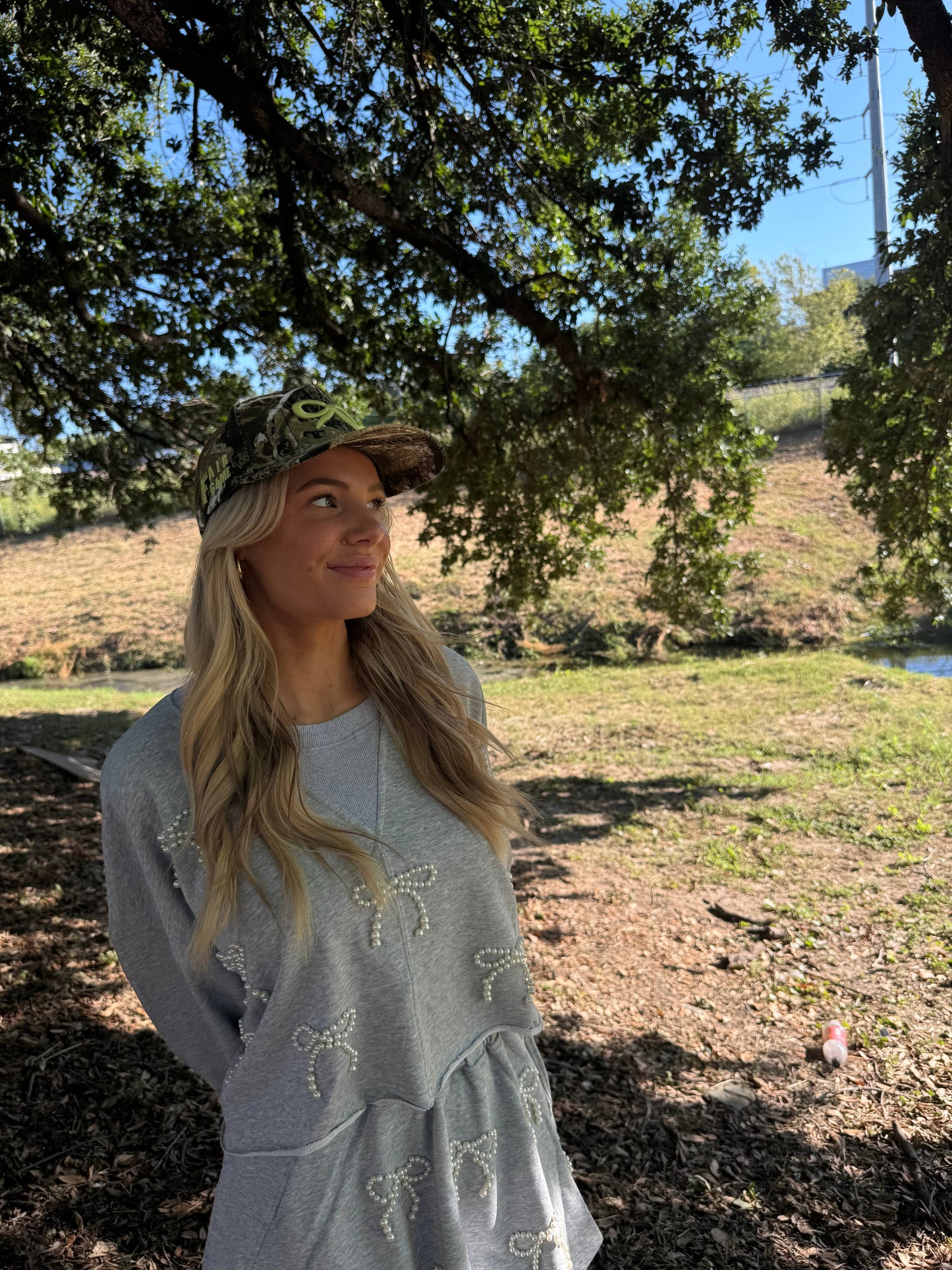 CAMO BOW TRUCKER HAT ( 2 COLORS )
