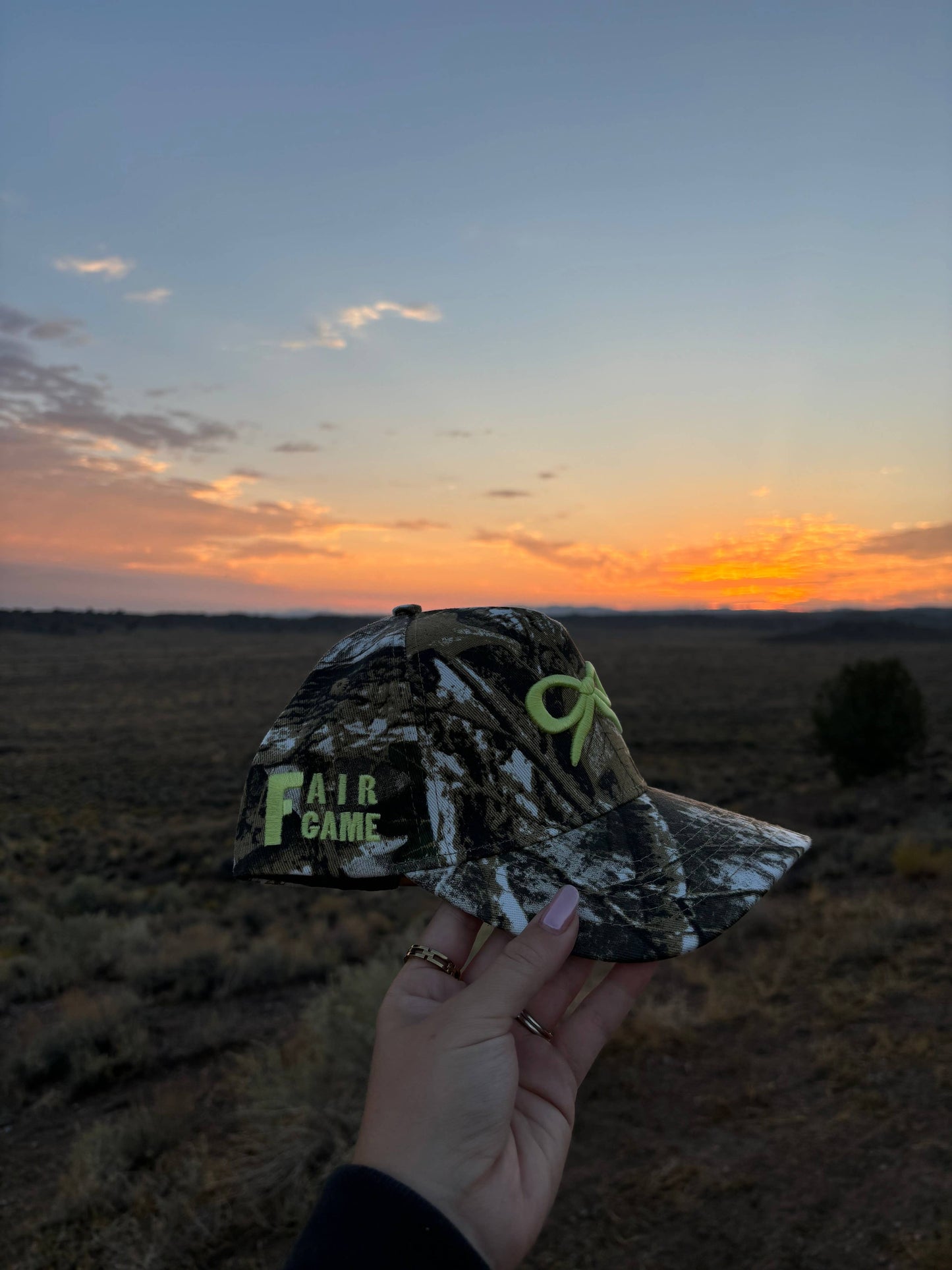 CAMO BOW TRUCKER HAT ( 2 COLORS )