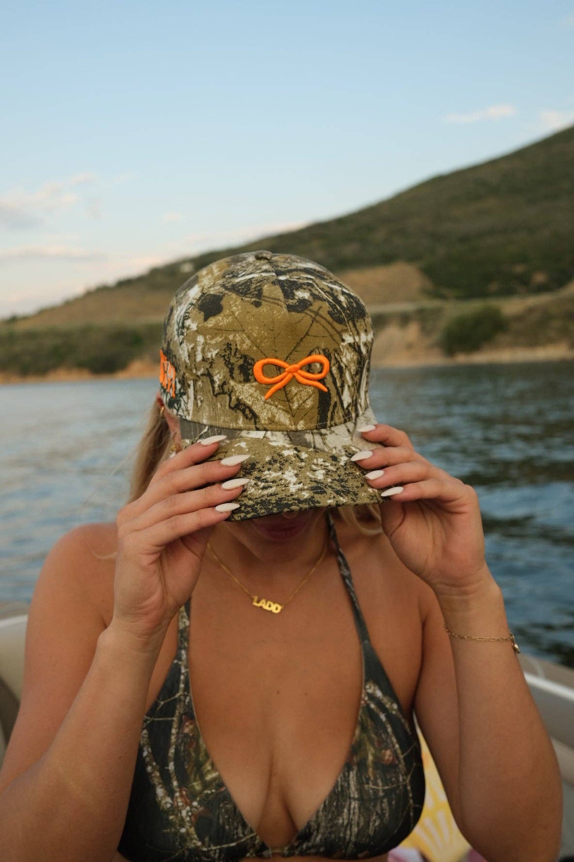 CAMO BOW TRUCKER HAT ( 2 COLORS )