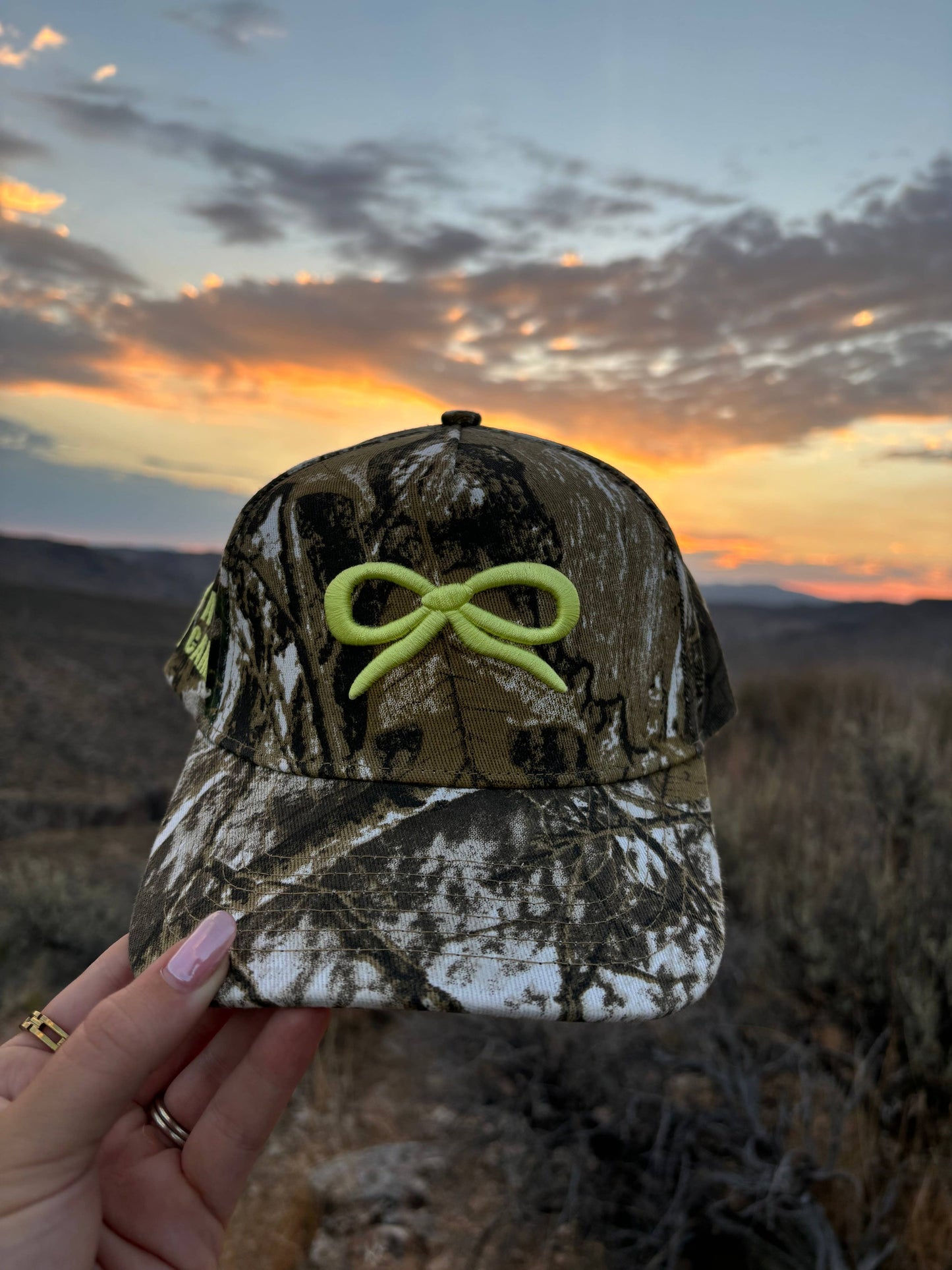 CAMO BOW TRUCKER HAT ( 2 COLORS )