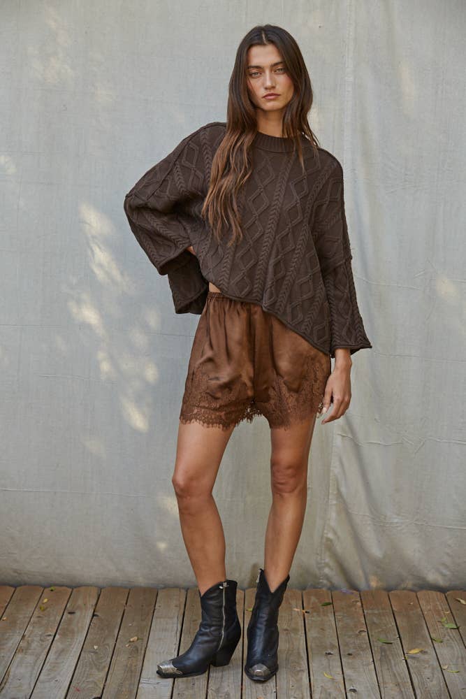 Woven shorts with lace detail